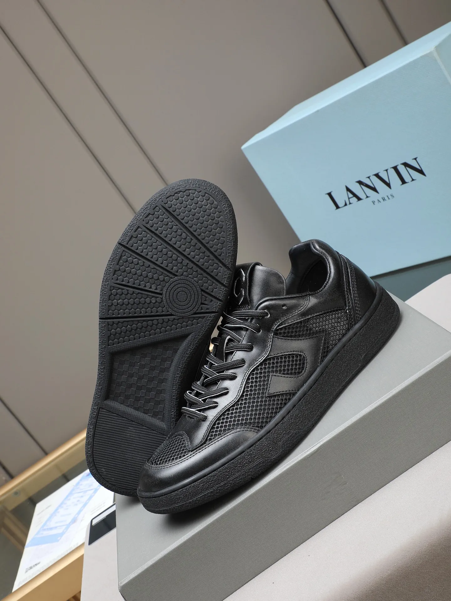 Men's shoes 💰640 [LANVIN] The latest fashionable item! High quality CLAY series‼ ️ The latest trendy products of the season 🌈Many bloggers have planted grass and purchased the original open-mold customization. The upper and outsole are sewn with mark threads without edge sealing. Multiple material splicing combination design. Very versatile for fashionable and casual wear. Comfortable on the feet. Self-recommended. Upper cowhide + cow suede + breathable mesh lining. Foot-padding cowhide. Exclusive original open-mold clear logo rubber outsole ⚠️38-44 (customized for 45)